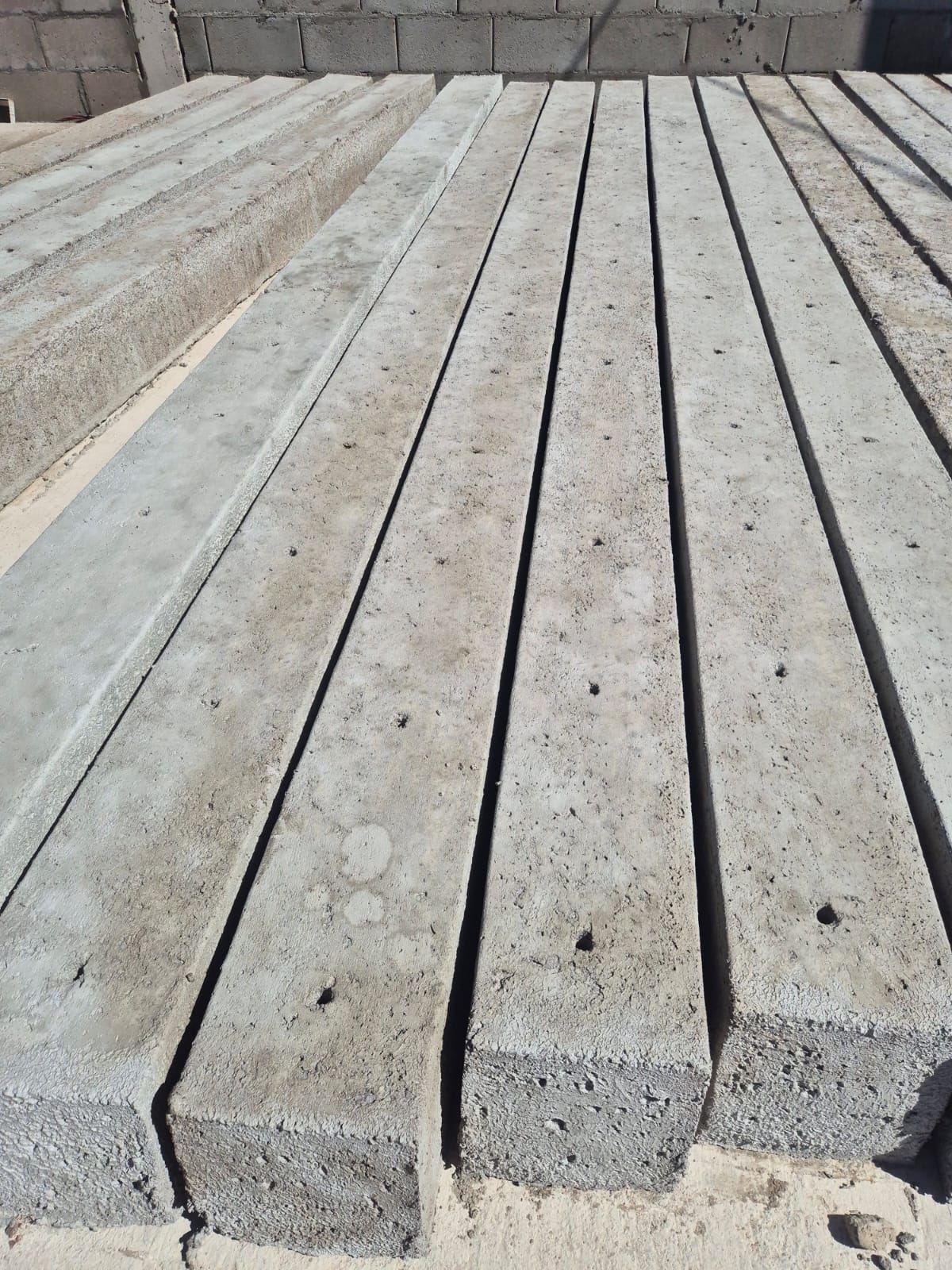 Produção de mourões de concreto pré-moldados na fábrica em Sinop MT