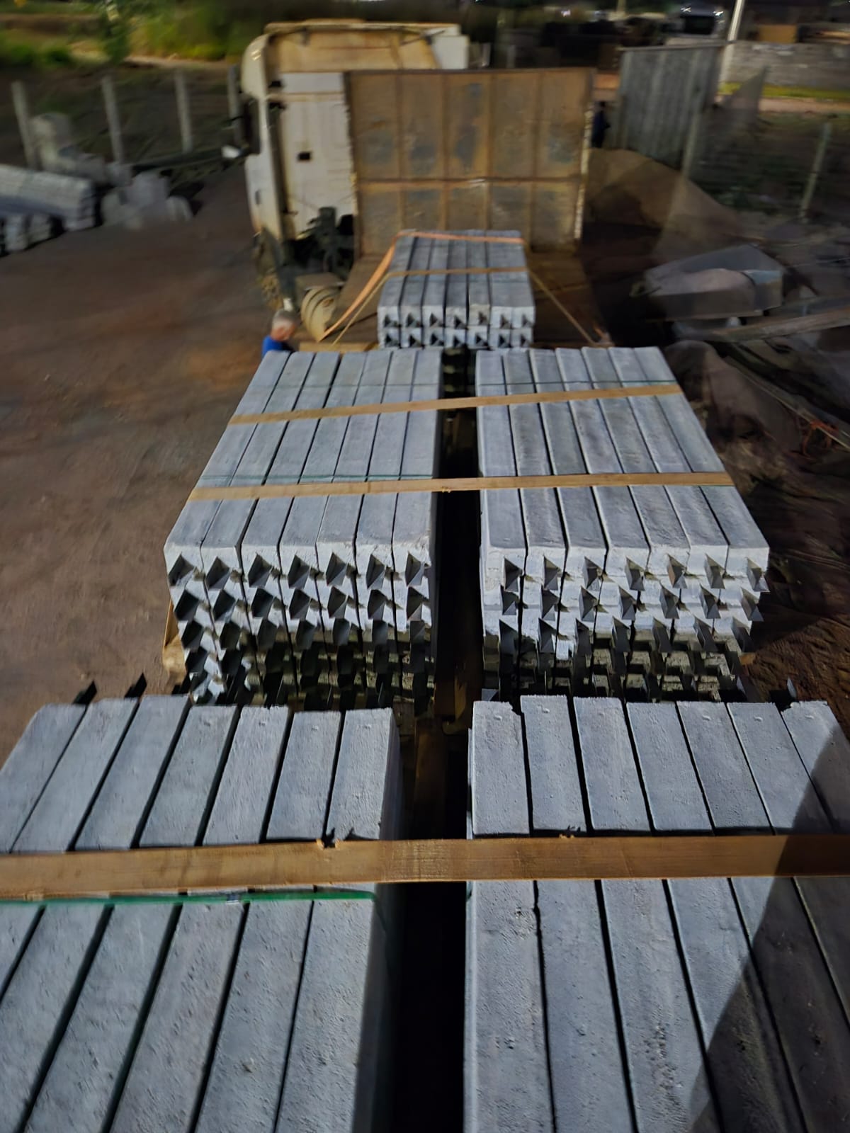 Carregamento de mourões de concreto para entrega em fazendas de Sinop MT