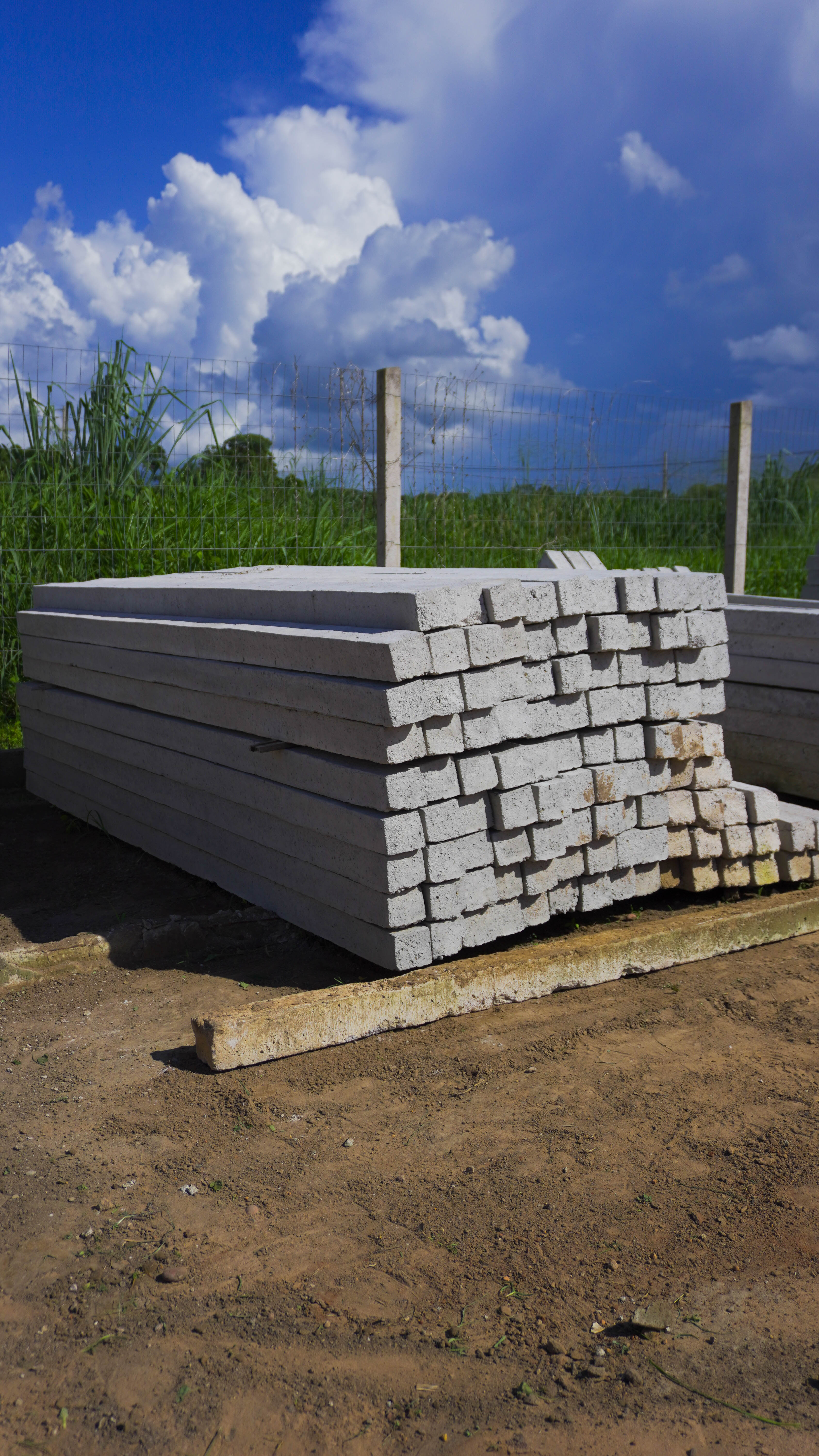 Pilhas de mourões e estacas de concreto disponíveis para entrega em Sinop e região