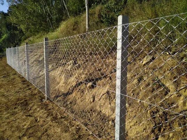 Cercas de concreto com mourões instaladas em propriedade rural em Sinop MT